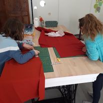 cours enfant : découpe du tissu